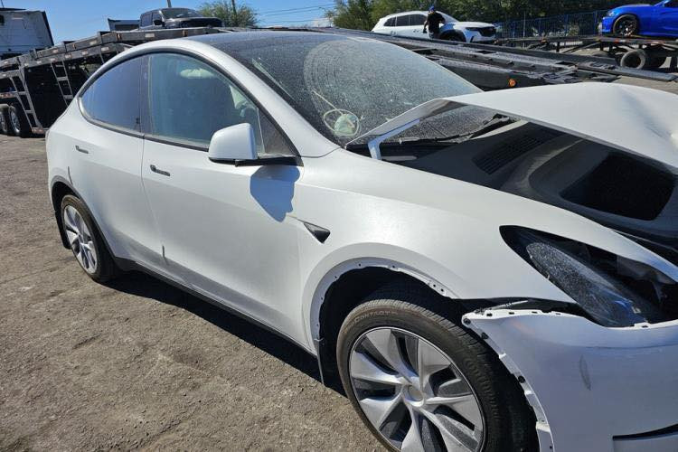 تسلا مودل y 2024
ماشيه ٢٤ الف مايل
السياره بالحره بدون تصليح
حادث خفيف موضح بالصور

تكدر تدخلها عن طريق الشمال 
تفاصيل اكثر واتساب
***********
