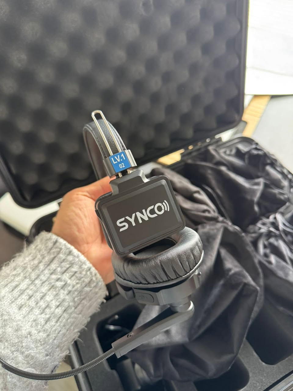 للبيع 
نظام Xtalk XPro من شركة Synco هو الحل المثالي لمصوري الأعراس ومنظمي الفعاليات لأنه يسمح للفريق بالتواصل صوتياً "بدون استخدام اليدين".

إليك مواصفاته بشكل مختصر ومفيد:

1. تقنية Full-Duplex (التواصل المزدوج)

الميزة: تسمح للجميع بالتحدث والاستماع في نفس الوقت (مثل المكالمة الهاتفية)، عكس أجهزة اللاسلكي التقليدية (Walkie-Talkie) التي تجبرك على الانتظار حتى ينتهي الطرف الآخر.

2. مدى الاتصال والثبات

المسافة: يصل المدى إلى 350 متر في خط مستقيم (Line-of-Sight).

التردد: يعمل بتردد 2.4GHz، مما يجعله مستقراً عالمياً ولا يحتاج لتراخيص.

3. التصميم والراحة (Master & Remote)

بدون محطة أرضية: لا يحتاج لجهاز وسيط (Base Station)؛ سماعة "الماستر" هي التي تدير الشبكة، مما يجعله خفيفاً جداً في التنقل.

إلغاء الضوضاء (ENC): يحتوي على ميزة تقليل ضوضاء الخلفية، لتسمع صوت فريقك بوضوح حتى في قاعات الأعراس الصاخبة.

4. البطارية والتشغيل

مدة العمل: تعمل السماعة لأكثر من 20 ساعة متواصلة.

الشحن: البطاريات قابلة للإزالة والشحن الخارجي، مما يعني أنك لن تتوقف عن العمل إذا فرغت البطارية.

5. سهولة الاستخدام (Auto-Pairing)

بمجرد تشغيل السماعات، ترتبط ببعضها تلقائياً.

كتم الصوت (Mute): بمجرد رفع ذراع الميكروفون للأعلى، يتم كتم صوتك فوراً.
سعر 875,000 الف 
للعلم سعر جديد 1،026،000 
مستخدم فقط 5 مرات


**إذا كنت صاحب هذا الإعلان وتريد حذفه لأي سبب، رجاءا أرسل رسالة إلى الدعم الفني**