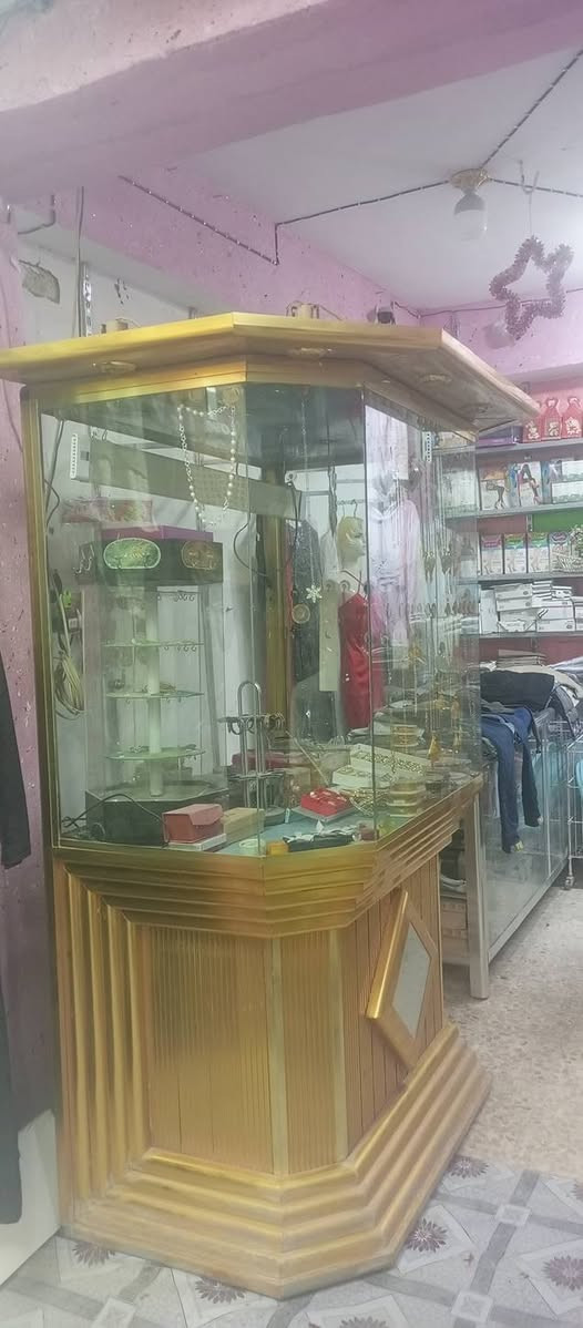 سلام عليكم
ميز جام المنيوم ( عارضة اكسسوارات )  السعر ١٥٠
مكاني نجف
***********
