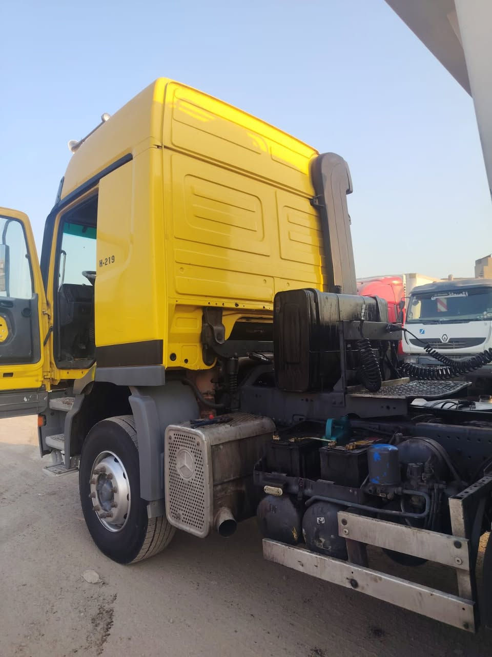 السلام وعليكم اكتروس 2002للبيع حجم3353مربوطه قلاب ٣محاور عربانه اماراتيه2009 مكينه جديده كير جديد تخم تايراستفسار***********
