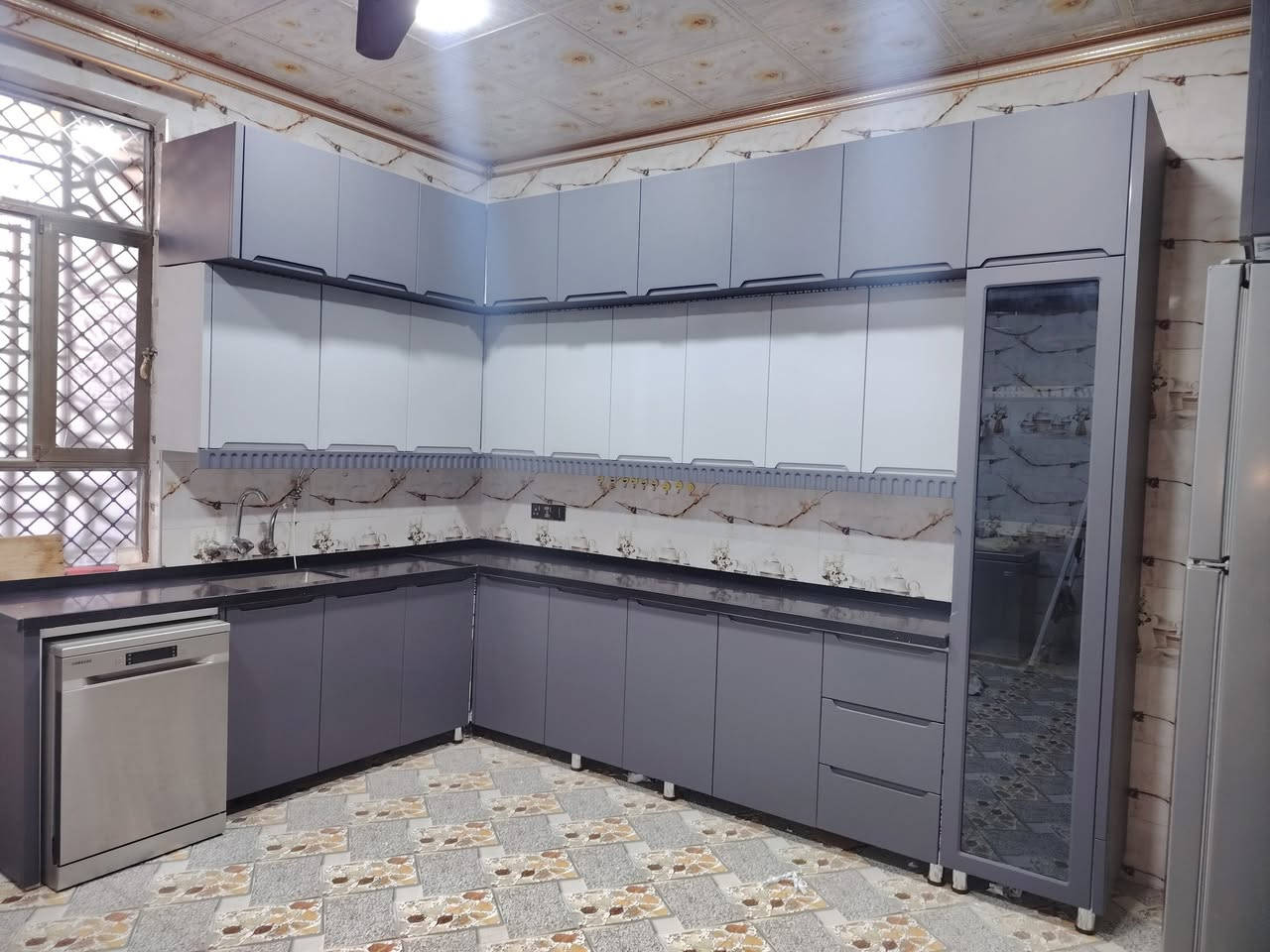 السلام عليكم كاونتر الاخ سيد صادق داخل المنيوم وخارج Hdf ٣ نرماده معلق ٨٠ سم بلبيت واحد ملم *********** ***********
