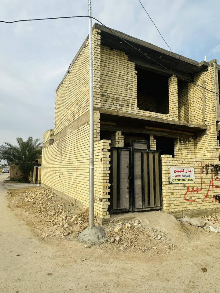 سلام عليكم بيت البيع هيكل بس بياض وكهربائيات وكاشي 
مساحا البيت 85 متر 🏠 البيت ركن 🅿️ 
بناء 2026 جديد رباط وسكف مسلح 
رفت ومجاري درجه اولا 
البيت زراعي 117 الفرع كله فلل خير من الله 
عنوانه بغداد الدوره البعيثه الاهواشى 
بنص السنتر الفرع مقابيل صيدليت البسمه الحيات 
البيت يتكون من ستقبال 
غرفه نوم جوه 
حمام كبير 
منور داخلي طابق الاول 
طابق الثاني صاله 
غرفه نوم فوك 
حمام طابق الثاني
سعر البيت 64 مليون وقابل التفاوض 
عادي إذا اكو سياره عدك وفرق الباقي 
الهاتف *********** 
اني صاحب البيت
معلومه صغيره هاي الصور البنايات والفرع مقابيله نهايت الفرع البيت ركن 🅿️ ركن

