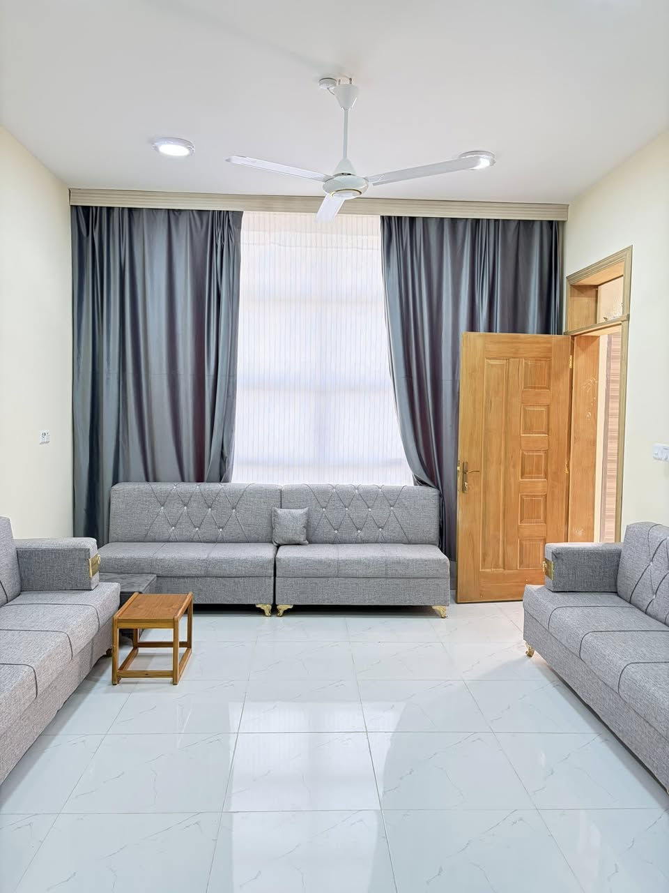 دار للبيع او مراوس بشقه
مجمع اليرموك مكون من 3 غرف وصاله 

واستقبال ومطبخ حار وبارد مساحه 300 م

السعر 175  مليون وبي مجال 

دفعه 75 مليون ولباقي اقساط كل شهر 500

للتواصل ☎️ ***********

*********** ☎️
