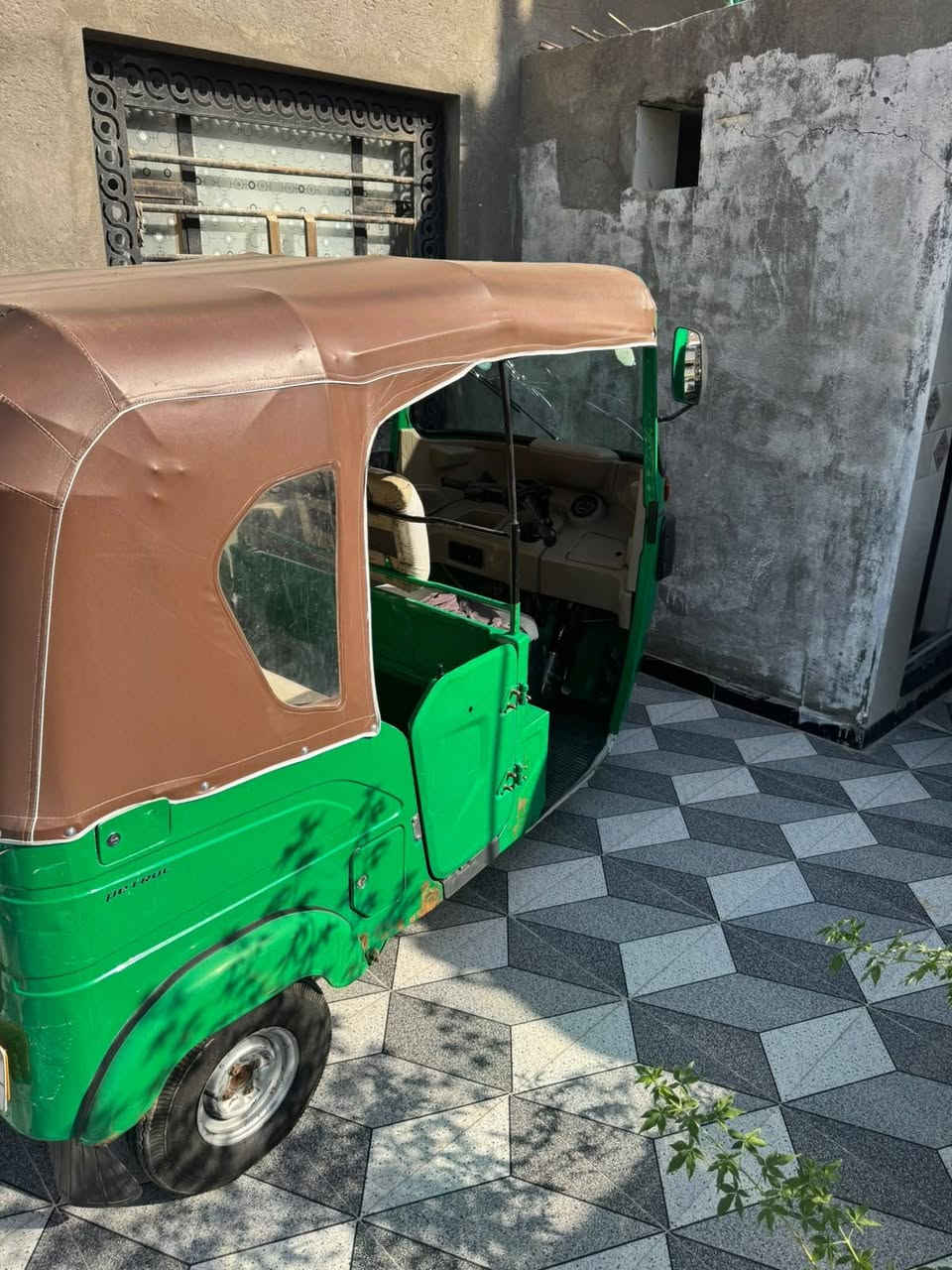 تكتك باجات للبيع موديل 22 سنويه ورقم باسمي مكينه كفاله من فتح من تنقيص من تبخير والبدي كفاله من معجون او بارد او ضربه تكتك على ايدي وانه موضف ماطلع بيها قليل السعر 7500 للتواصل ***********
