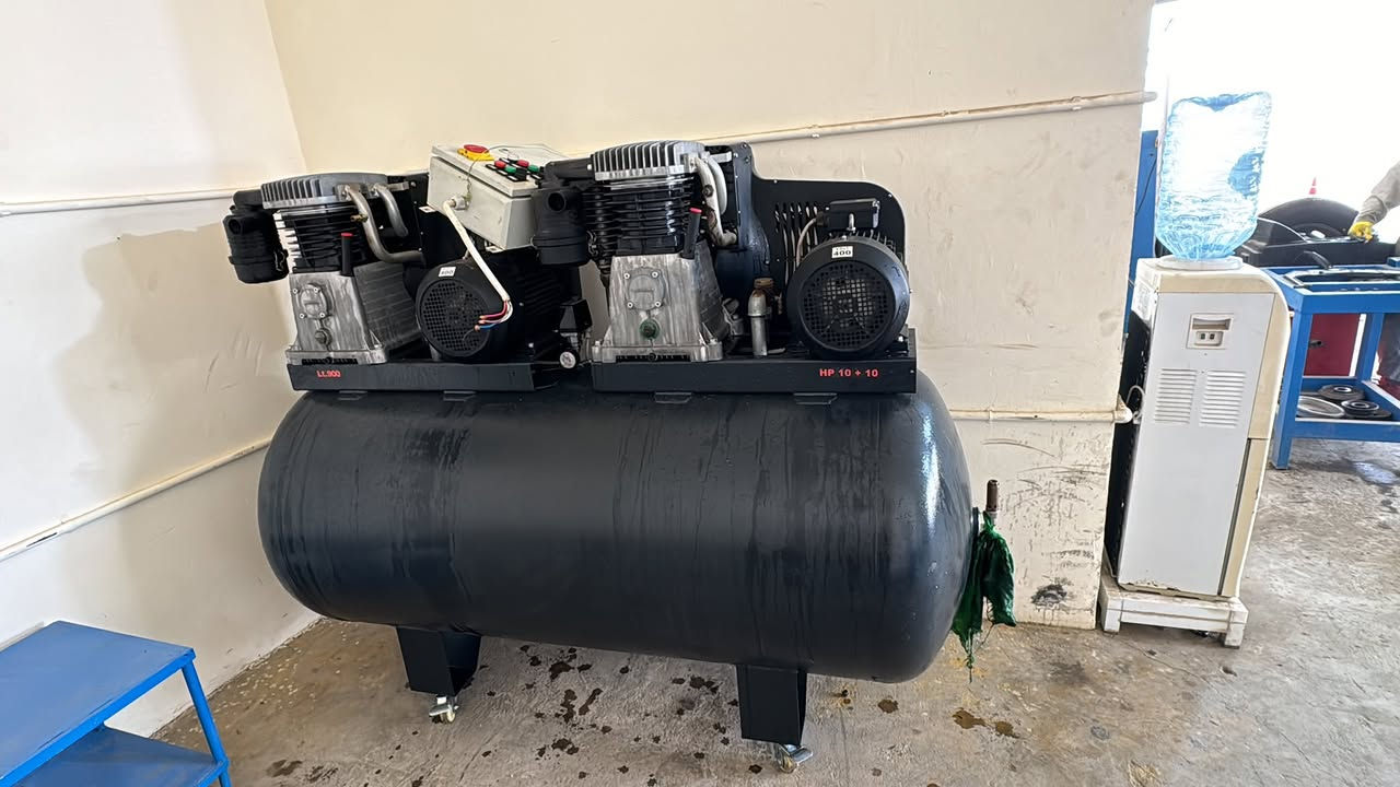 السلام عليكم كمبريسر إيطالي دبل ماطور دبل ظاغطه ماطور 10 حصان حجم البطل 900 لتر ايطالي. 
هاتف//(***********)
