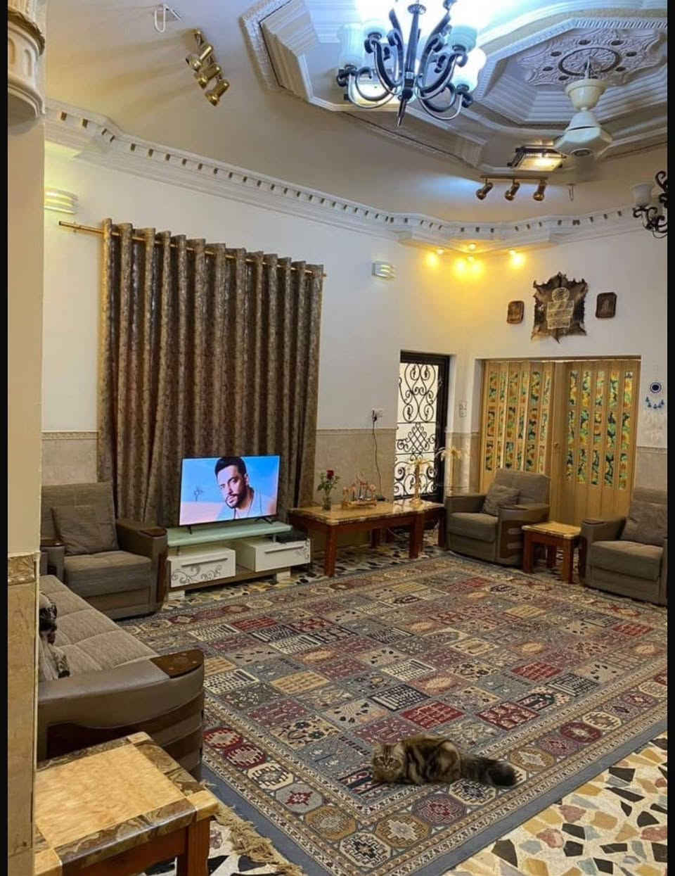 السلام عليكم 
بيت طابو صرف للبيع مساحة ٢٥٠م السياسين 
ط١ غرفتين وصالة ومطبخ وبراني وصحيات داخليه وخارجيه 
ط٢ أربع أغرف وصالة وصحيات 
سنه البناء ٢٠١٥ البيت جدآ جدآ نظيف ومرتب مقابل خدمات 
السعر  ٣٥٠ مليون 
***********
