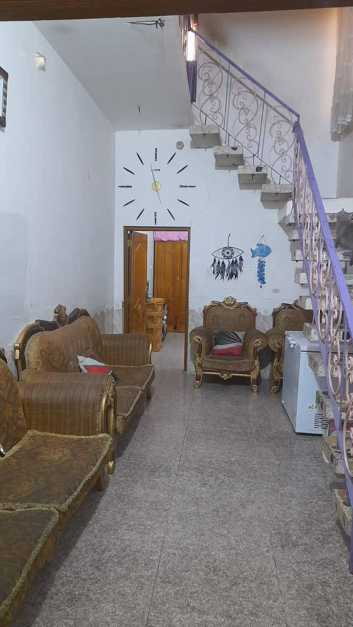 بيت في حي النصر 
قرب  ملعب كربلاء الدولي ....
المساحة (١٠٠متر ) (٥×٢٠)..
طابقين ...
الطابق الارضي (استقبال+ مطبخ+ صالة+صحيات )
الطابق الثاني (غرفة كبيرة  +صحيات )
البيت بأسمي(***********)
يرهم أقساط ..
