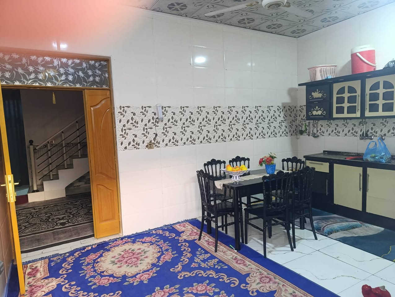 سلام عليكم  250متر للبيع اساس صب كونكريت بناء بلوك وعكاده يحتوي على غرفتين او صاله وستقبال ارضيه بورسلين سقوف ثانويه شارع المطار جديد بشارع علكم بشارع حاتم الخير نهايت المقرنص   سعر 68 او بي مجال ***********
