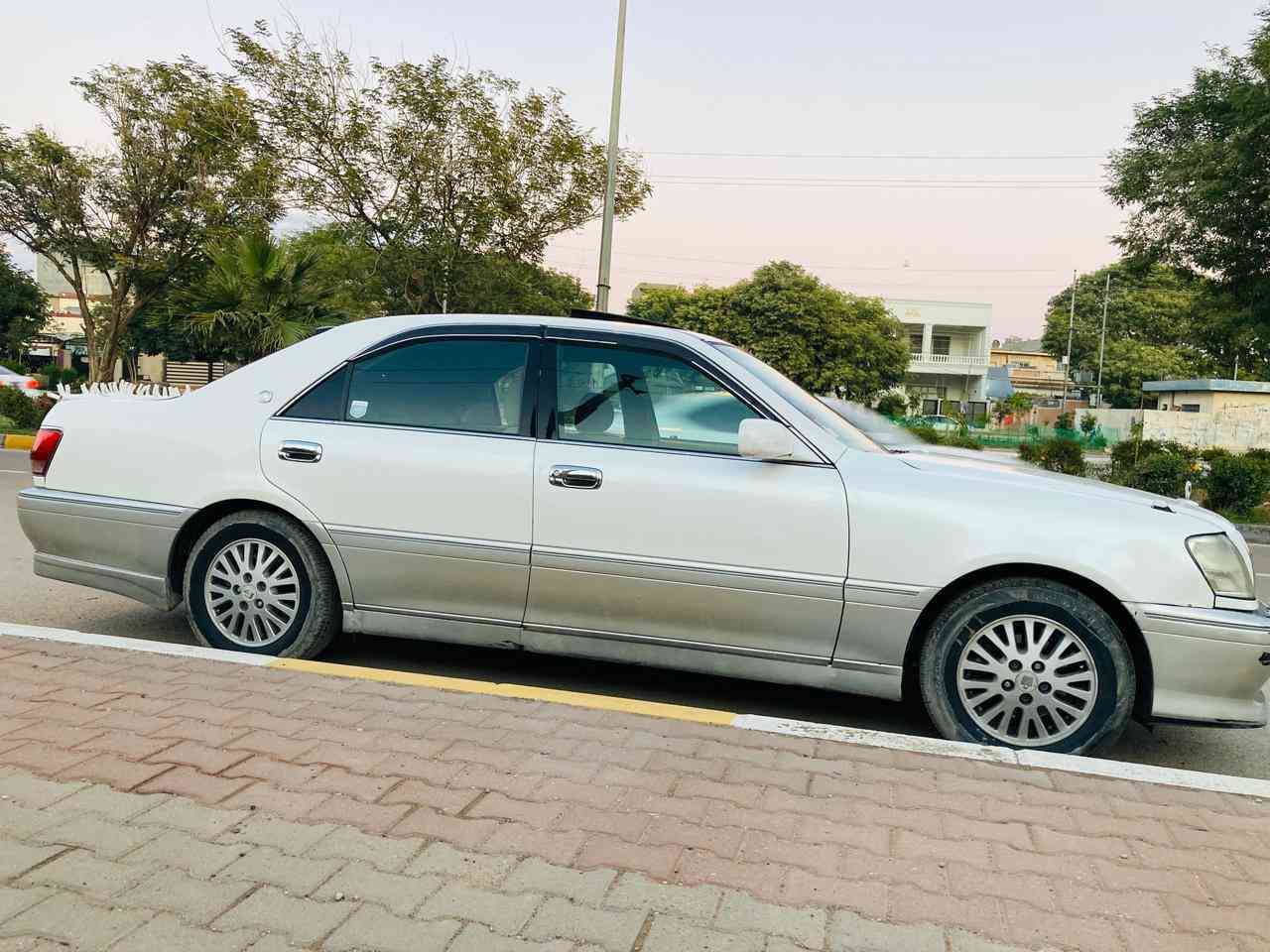 سه‌ره‌تا به‌ ناوی خودا
مه‌لیكه‌ موووس مۆدێل ٢٠٠٠ چوار توكمه‌ 
 مه‌كینه‌ vvt  
فوللل به‌س سلایت نیه‌ 
به‌س شوێن موسه‌كانی بۆیاخه‌ 
 ته‌برید  سارد و گه‌رم 
چوار تایه‌ی لۆكی له‌ ژێره‌ 
كامل مه‌سروف كراوه‌  نوقسانی هیچ نیه‌  
سعری ٤٧ 
 شوێن كه‌لار 
***********
