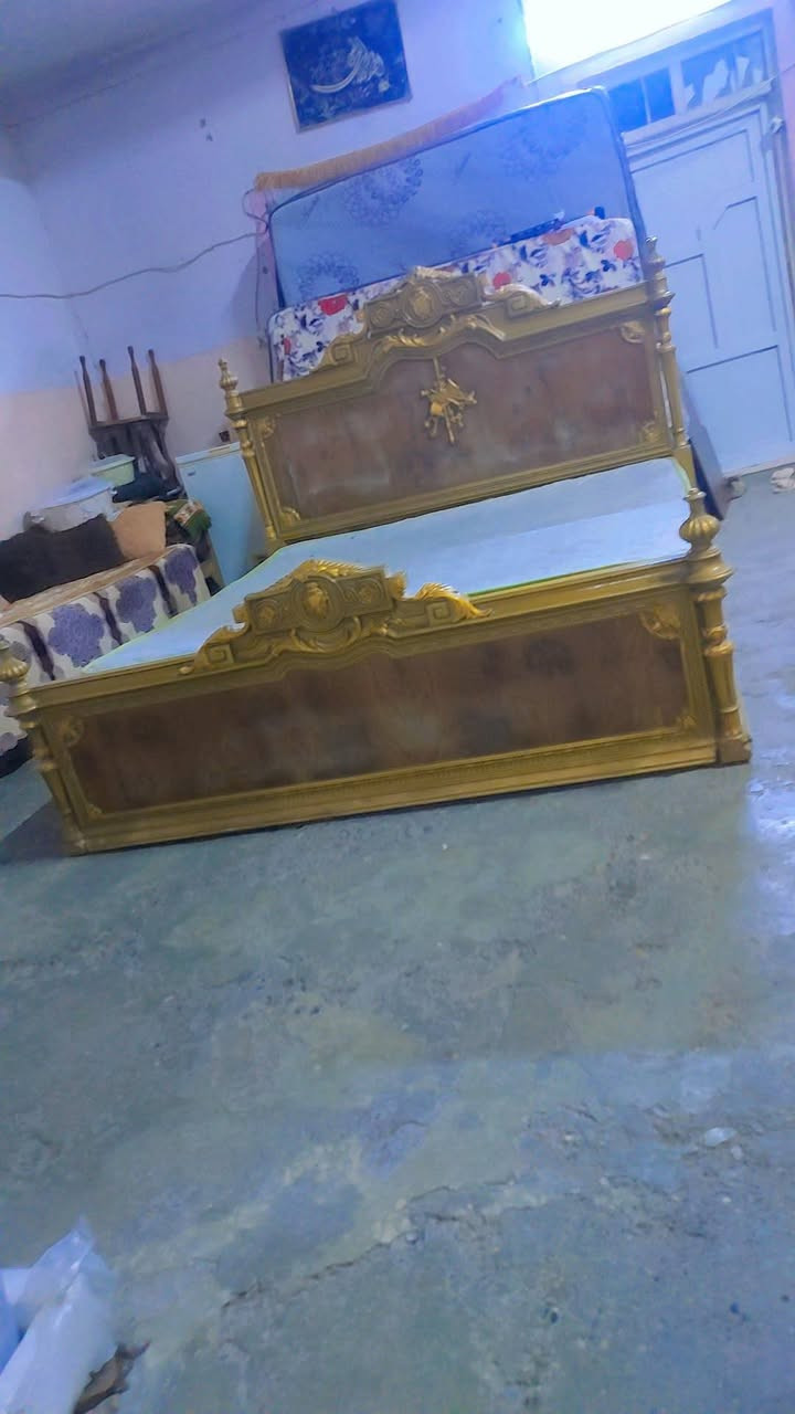 ايطالي  تخت خشب ثكيل ٨٠ قفل واصل البيت ويا دوشك  و شراي يتصل ***********  ***********
