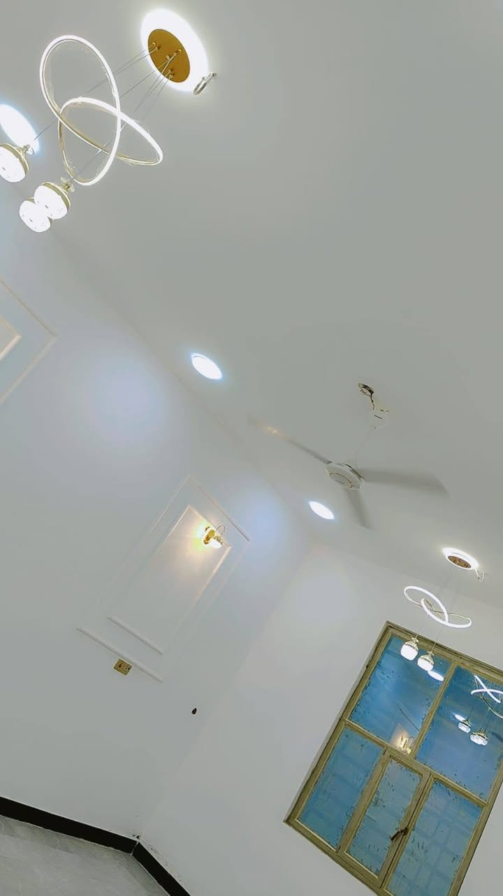 يتوفر لدينا بيت للبيع في أبي الخصيب حمدان يقع في سوق حمدان مساحه البيت 200مترطابو زراعي عراقي راعي الأرض عراقي موجود سند 25 يحتوي على 2غرف منام اوصاله اوديوان ومطبخ وكراج بناء جديد شغل درجة والى جميع الخدمات منطقه ممتكامله شارع 8متر قريب من مدرس اوقريب على شارع رئيسي مال أبي الخصيب السايدين الجو بيت جاهز من كلاشي سعره 135وقابل للتفاوض إلا ستفسار رقم الهاتف فقط ***********
