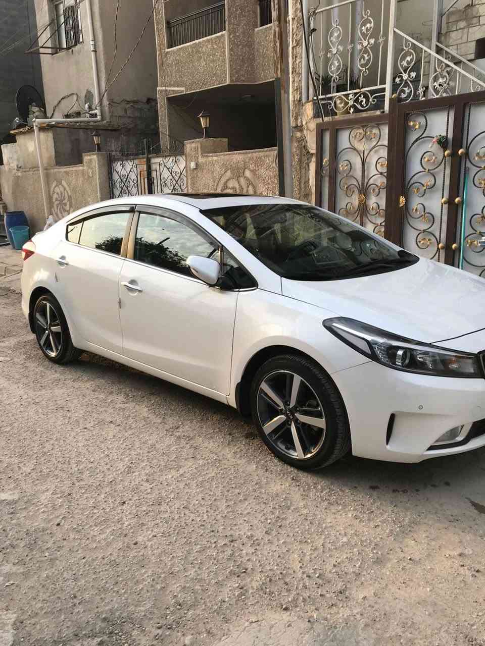 للبيع سيراتو خليجي 2017 ايراني 
ماشيه 72 الف كيلو متر  
تعرفون مواصفات الايراني فول 1/1 
السياره بيها 4 رصعات وبيها حالوب خفيف جدا يعني ميبين ابد 
وبيها بارد بالباب السايق والدعاميه مصلحه مثل ممبينه بالصوره 
السعر 154 وبيها مجال للشراي
***********
