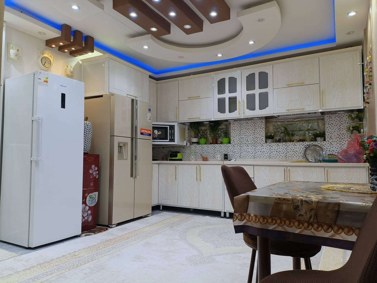 في مجمع بسمايه يوجد
شقه  ١٤٠ م للبيع 
نظام غربي ..طابق اول
مجمع B1 تحتوي على ديكور وقاطع لعزل الصاله عن المطبخ  مع جميع الاثاث 

١..سبالت عدد 5

٢.كاونتر تفصال  BDF

٣.ثلاجه اربعة ابواب

٤. مجمده عموديه

٥.غساله فول اوتوماتيك

٦.طباخ ابوعين زرقاء ٥ عيون

٧.مايكروف

٨.بلازما 50

٩.بلازما 42

١٠.غرفة نوم كامله ٦ ابواب

١١.تخم كرويتات تفصال

١٢.سيت طبلات

١٣.غرف نوم نفر واحد عدد 2

١٤.ميز حاسبه
 
١٥.مكتبه

١٦. رفوف مخزن 

١٧.بردات لكل الشبابيك

١٨.ميز طعام مع كراسي

١٩.مراوح سقفيه عدد 4

٢٠. براد ماء

٢١.كنتور اطفال اضافي

وكل شيء مذكور اعلاه موضح بالصور
 الاثاث جميعه جديد...
 والاجهزه من ماركات عالميه ...
للاستفسار الاتصال على الرقم...***********
 او  واتساب على نفس الرقم
