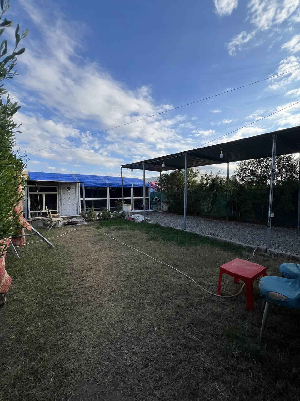 دار للبيع طابو صرف 
المساحة 200 م مقابيل ساحة حدايق 
العنوان حي الجامعه شارع عبدالرحمن 
قرب مدرسة الابتكار 
طابقين فول متكون من اربع غرف نوم مع صحيات و استقبال و مطبخ حار وبارد مع حديقة خارجيه وداخليه
السعر 230 مليون 
استفسار للاتصال ***********
