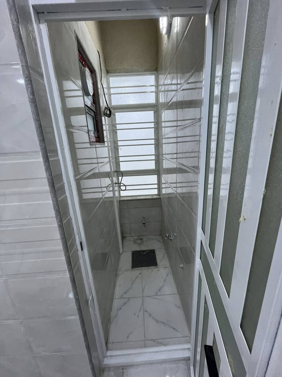 البديع للإستثمارات العقاريه
تونات عدد 3 المساحه 50 ملك صرف طابو 
المساحه 50   
يحتوي على صاله ومطبخ وخدمات وغرفت نوم   🏗️  الطابق الثاني غرفتين نوم  ومطبخ وخدمات  في الطابق الثاني  🏗️ 🏗️    
بناء حديث 2025
عرض شارع 15 
عنوان الدار حي القاهره خلف تانكي الماء عنوان المكتب حي القاهره المعلمين  قرب بيتزه بيروت مكتب البديع 
للاستفسار 
📞***********
