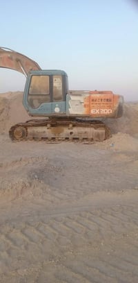 حفارة • حجم ٢٠٠ • جاهزة للشغل