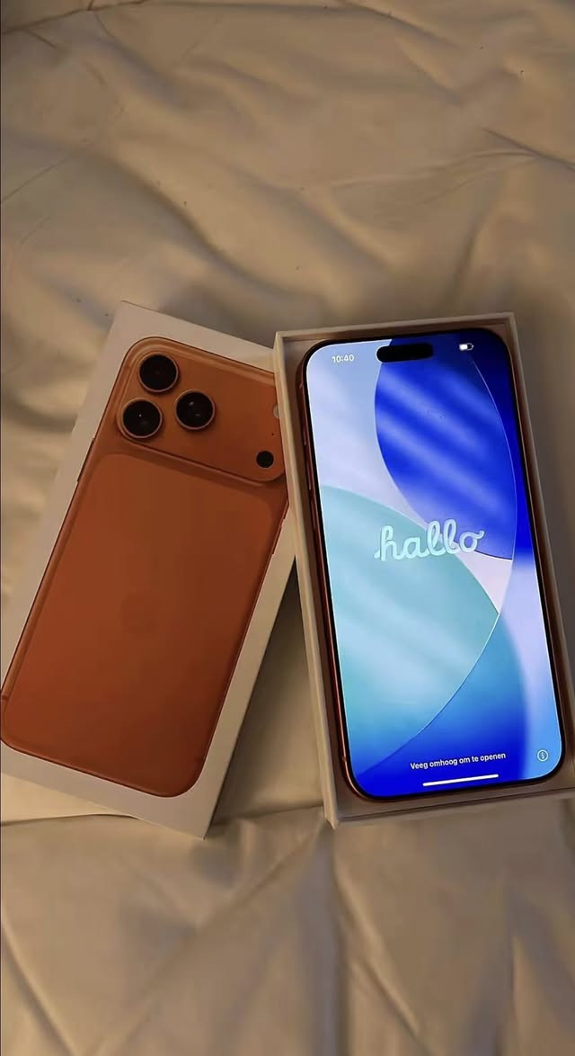 السلام عليكم 🧡IPHON 17 PRO MAX  Orang 
ذاكرة 256G 
بطاريه 100🔋  
عدد دورات الشحن 161 
غراضة كاملة  بعدة بالظمان ينتهي  2027/1/2 
مكاني بغداد الدورة   السعر💸[1675]💸ا
المراسلة  او الاتصال  واتساب ***********
