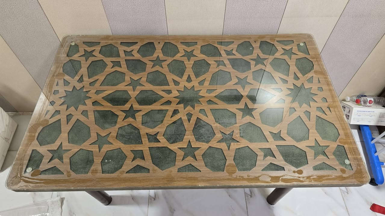 للبيع ميز طعام بدون كراسي خشب مع زجاج الارجل حديد نظيف السعر (35) الف ويوجد خدمة توصيل مكاني بغداد البلديات قرب UN  .للاستفسار والطلب الاتصال على الرقم *********** .
