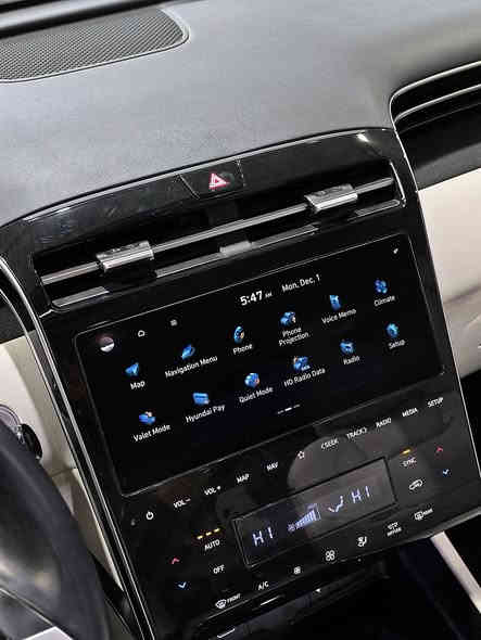 للبيع هيونداي توسان موديل 2024
وارد امريكي ضرر بسيط
--------------------------
 * المواصفات * SLE 🏅🥇
فتحة سقف 
بصمة دخول ذكي تشغيل عن بعد 
رادار تحديد مسار مثبت سرعه 
كشنات جلد - كهرباء - تدفئة 
جنطة كهرباء - شاحن لاسلكي 
اشاير مري 
لايت LED أمامي خلفي
شاشة اندرويد أوت - أبل كار بلي 
شاشة عداد دجتل
مود درايف 
تبريد قطعتين مناخ منفصل تحكمنا لمس 
باقي المواصفات موضحة بالصور 
---------------------------
الضرر..
بارد بالجاملغ فقط الباقي كفالة 
إرباك استيرن 
عداد المسافات 14 الف mi
صور الحادث مرفقة بالمنشور 
السعر 💸 💸 (( 215 )) بي مجال 
للاستفسار الاتصال على الارقام التالية 

☎️ - ***********

☎️ - ***********
