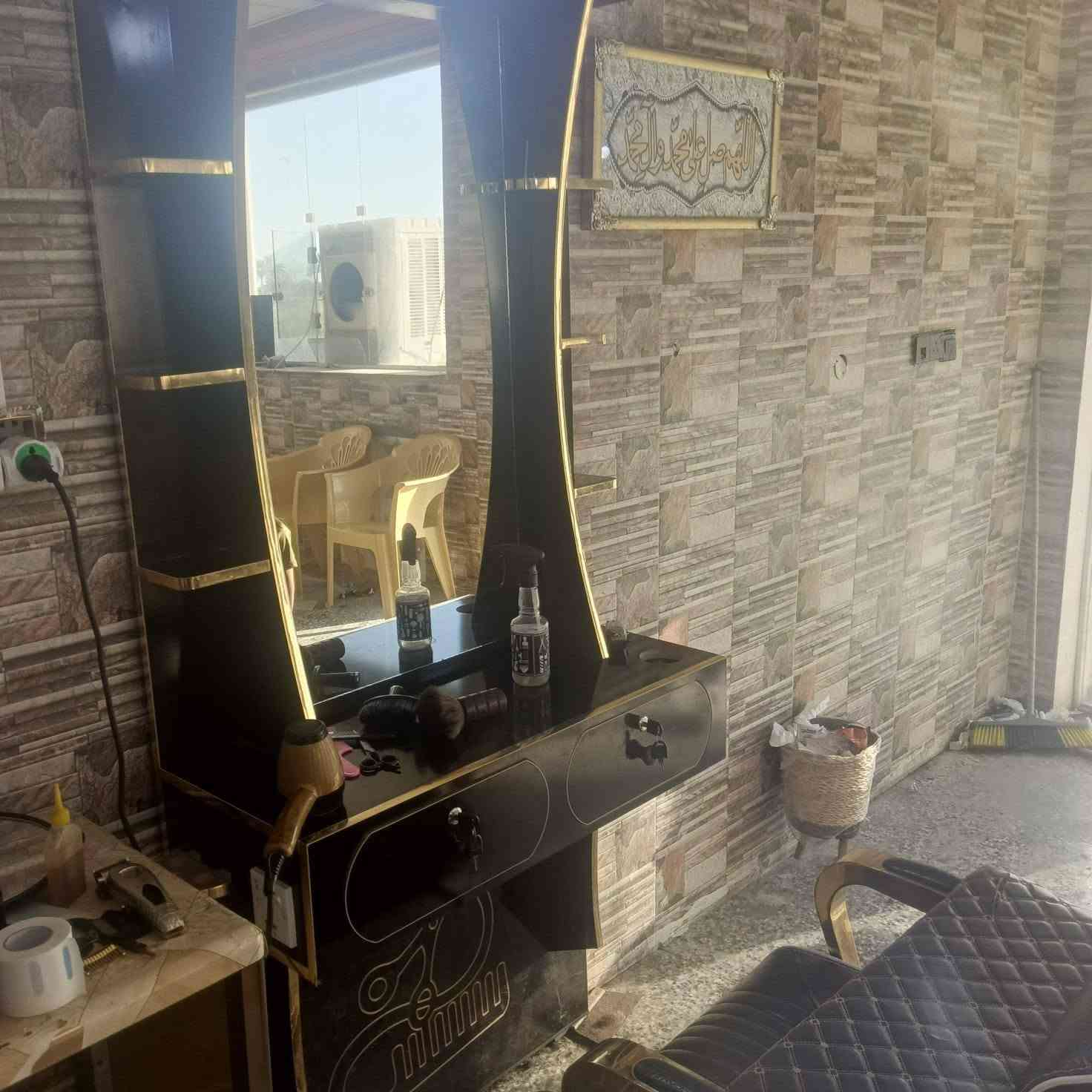 للبيع ميز حلاقه مع الكرسي للتواصل السعر 350وبي مجال ***********
