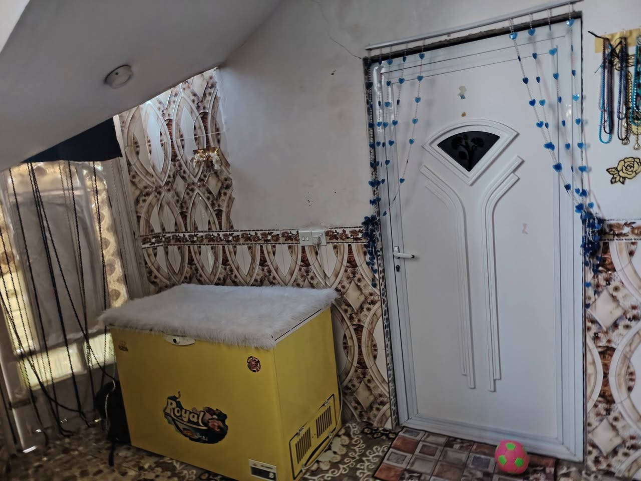 بيت مساحه 240 متر ثلاث طوابق الطابق الأول غرفه وهول واستقبال ومطبخ الطابق الثاني 3 غرف الطابق الثالث بيتونه كما مبين بلفيديو بناء طابوك  جمهوري سنتر التبليط طابو زراعي سند 25 باسم صاحب البيت تحويل مباشر بسند حله سيف سعد الورديه  منطقت المستوصف  منطقت فلاح المشعل قبل محطة المقادير أو المستوصف الصحي الكبير قرب مدرست السواعد الابتدائيه السعر 93 اتصال ***********
