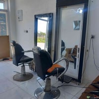 كرسي عدد ٢ مرايات عدد ٢ مع قنفه للبيع اي استفسار اتصل برقم ٠٧٧٢٧٤٩٨١٠٥