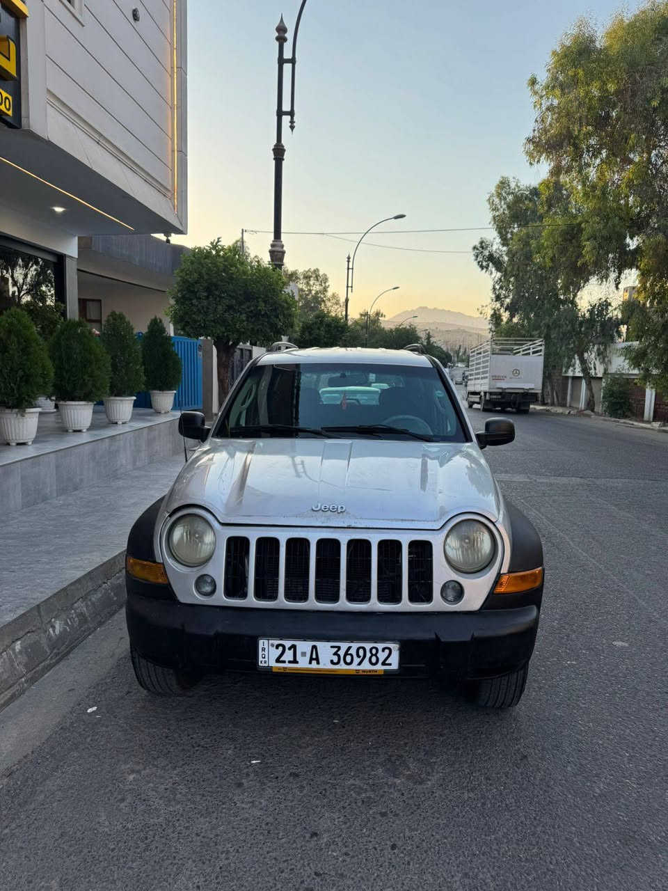 جێب لیبرتی حرس حدود 2007
ڕەقەم سلێمانی 
ڕەقەمی تازەیە سەنەوی ٢ مانگە تەواو بووە
بۆیاغ ٢ پارچەو نیو بێ هیچ ناوگرتنێک
وێنەی سۆنەرەکەیم داناوە 
کاڵبونەوەی نیە گەڕبونی نیە 
گێڕو مەکینەو تەبرید و دەبڵ ئەکسل و تەقەو ڕەقەی  هەموی بەشەرت 
تەحویل و غرامەو بڕاوەی بەشەرت
69 گەڵا و معامەلە 
ناونیشان ... قەزای دوکان (دوکانی سیاحی)
*********** یان ***********
………………………………………………………………
 گێڕ ئۆتۆماتیک ... مەکینە 3.7 بیلادی ٦ پستۆن
تەبرید لەسەر سویچ کۆمپرێسەری ئەوروپی 
دەبڵ ئەکسل ... سپێر لە کۆڵ... ئەی بی ئێس 
تراکشن... ٤ جام کارەبا ئاوێنە کارەبا 
دەبڵ ئێرباگ .. تەحدید سورعە 
کۆنتڕۆڵ و مەرکەزی 
تایەیی لۆک یەک مانگە بەستراوە 
کامل زانیاریم نوسیوە مشتەریت لە خزمەتام دخان, السليمانية
