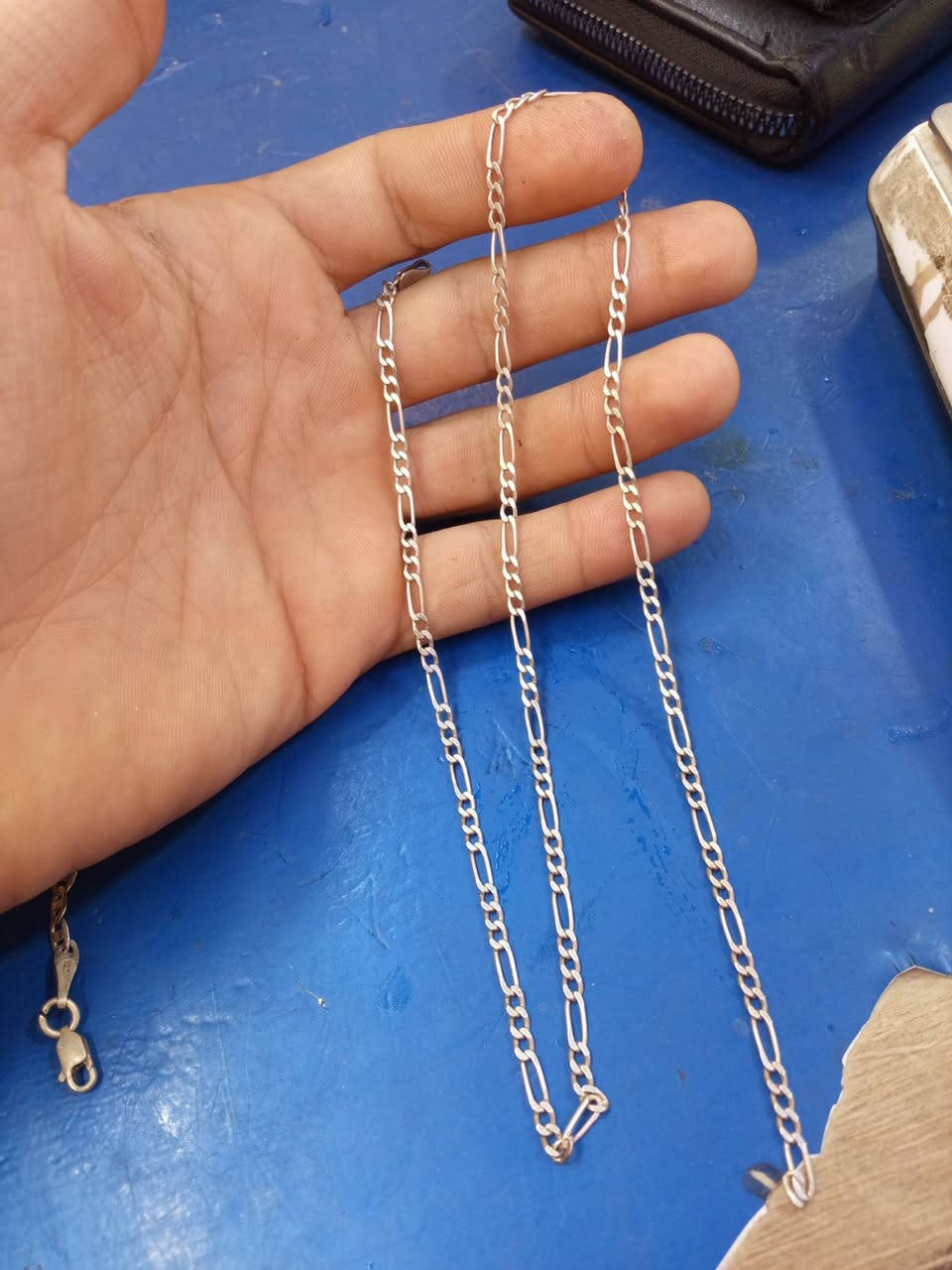 سلام عليكم سوارين وزنجيل فضه وزنهن كلهن 21.80 السعر 75 الف يوجد توصيل متواجد واتساب ***********
