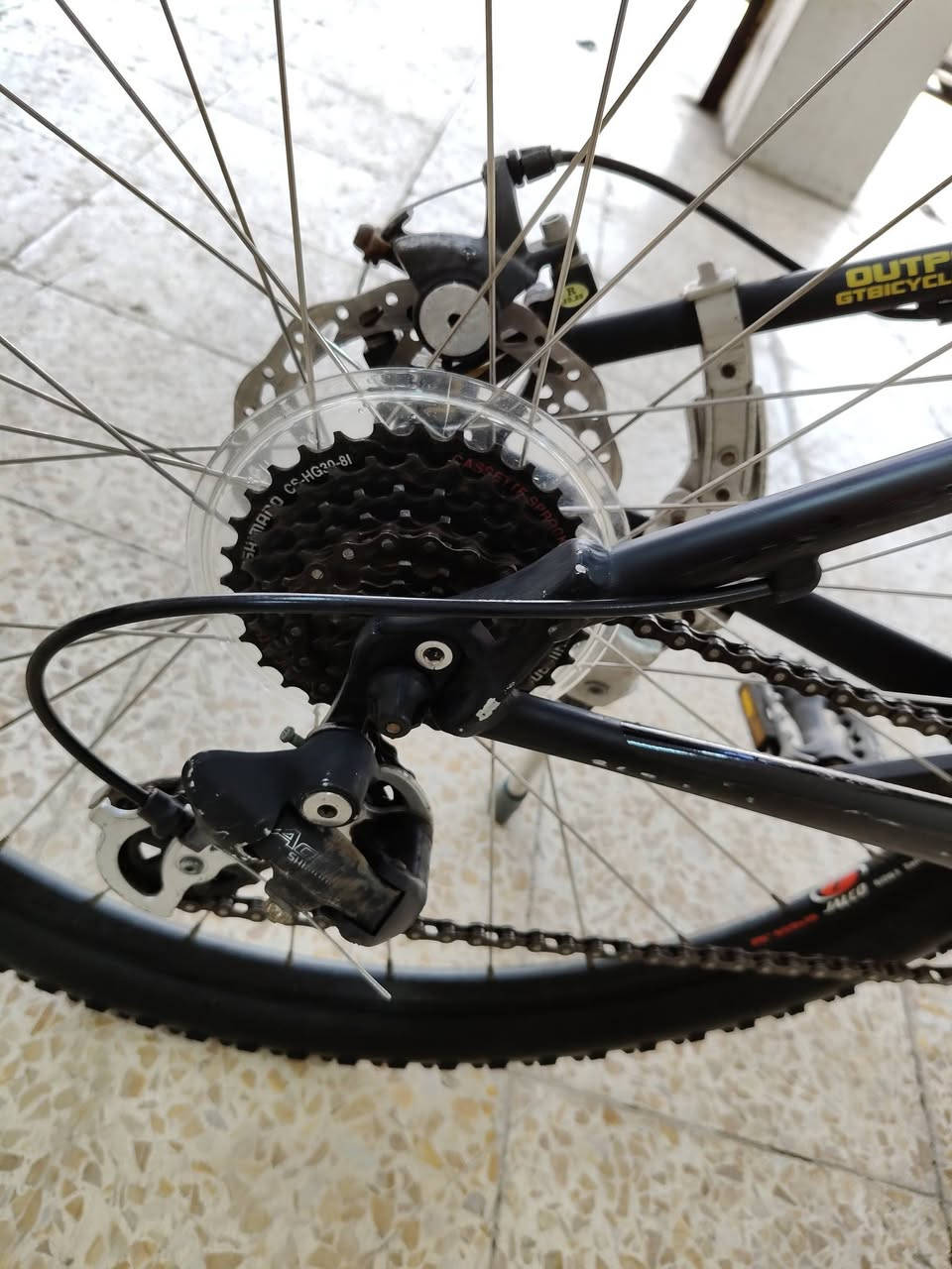السلام عليكم اخوان دراجه ماركه 
GT Outpost
تتميز بمكونات مجموعة شيمانو (Shimano) 
تمتتاز بدبل امامي من ماركهSR Suntour  
مزوده بفرامل  قرصيه Disc brakes) 
بدالات شيمانو دفع وسحب 
النمرات 8خلفي و3 امامي 
تايرات كتان مختمه الدراجه مقعد GT
ستيران 75 مريح بلسياقه الدراجه المنيوم 
اللون اسود والسعر 225 وبي مجال 
الشراي يخابر أو خاص ***********
العنوان موصل نبي شيت يوجد توصيل
