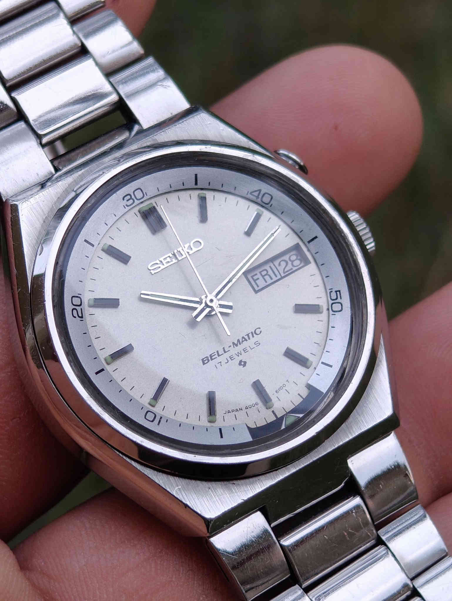 Seiko Bell-Matic .
سيكو بيل ماتك نوادر .
جرس إنتاج الستينات .
القطر 38 .
 نظافة ممتازة جداً جداً .
اساسي بالكامل . 

السعر ...  325 ألف 
للحجز و الإستفسار على الخاص او ***********
