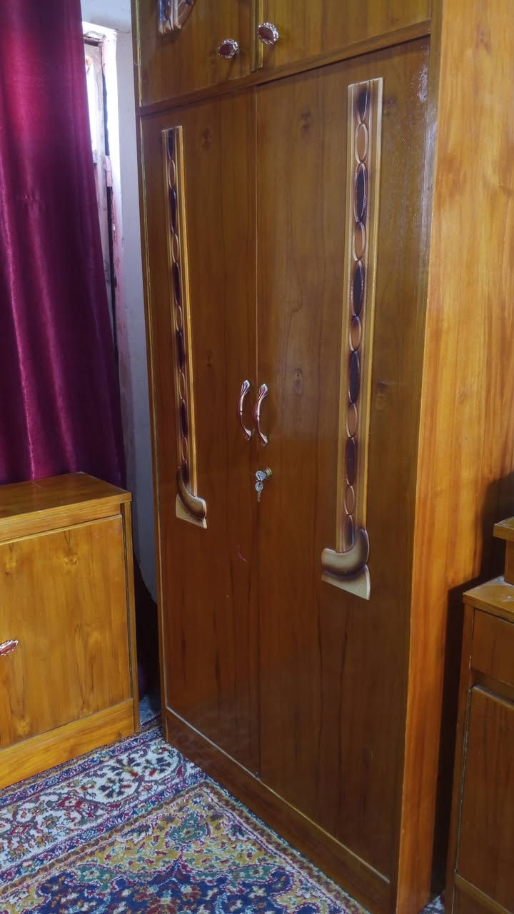 السلام عليكم غرفة للبيع السعر 650 قفلها  ***********
