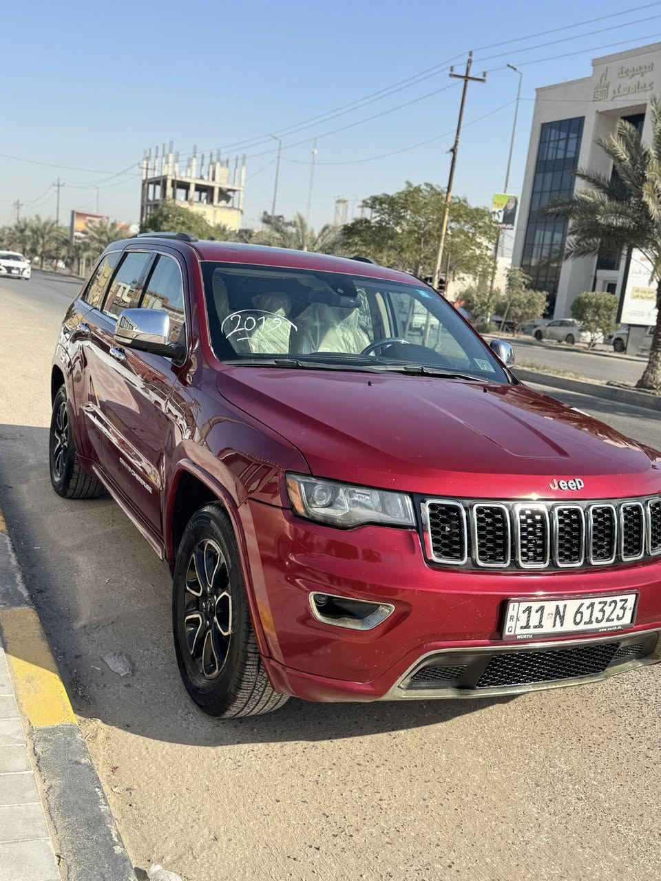 السلام عليكم
جيب كراند شيروكي لمتد 
دفع رباعي 4x4
حجم المحرك 3.600 6v 
-داخل بيجي 
رقم بغداد الجديد 
سنويه ب اسمي 
-هزه جديد شهر الرابع سويتها 
وارد امريكي 
ماوس تحكم مودات القيادة(صخري،جليد،رمل،وحل)
سستم سماعات
دمام بالجنطه 
-بصمة تشغيل وابواب 
-تشغيل عن بعد
دخول ذكي وقفل من بصمه الباب
-جنطة كهرباء
-حساس خلفي
-تدفئة مقعد السائق والراكب
-تبريد مقعد السائق والراكب
كراسي السائق والراكب كهرباء
الكراسي الخلفيه تدفئه 
-تدفئة المقود
-مقود كهرباء 
-المقاعد من الجلد 
-نظام قيادة اقتصادي ورياضي وعادي
-شفتات ستيرن
وبلوجكترات LED.
-شاشة كبيرة   
-نظام الملاحة والخرائط
-نظام تثبيت السرعة (الكروز)
-كاميرا دوارة اصلي
-تدفئة بالمرآة
-مرآة جانبية قلاب عند الرجوع
 -مرآة تعتيم عاكسة للضوء داخلية وجانبية
-اطارات حجم 18اصلي مع تخم تاير جديد
-بانوراما ع طول السقف
-مقعد السائق خزن ميموري 
-قطعتين تبريد 
السياره اصل 2014 السنويه  والشاصي 2019 حتى اليبل 2019 معامله اصوليه واضمن الاصوليه والتحويل الف متصرف عليها 
السياره حادثها  باب وجاملغ جها السايق 
الباب  والجاملغ مبدل نفس اللون وكاله 
والبنيد والجاملغ الجها اليمنه كلير وبيها بارد بسيط يم اليده مال الجنطيه 
مكينه وكير كفاله 
ماشيه164 الف كيلو متر 
  السعر 180وبي مجال بسيط
***********
