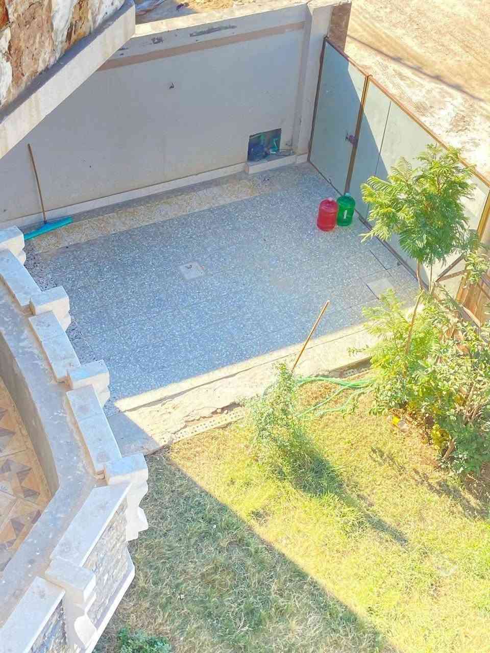 دار للبيع المساحه 300 طابقين يحتوي على غرف عدد3و استقبال ومطبخ وصحيات عدد3 وصاله عدد3 الموقع حي الموظفين الثانيه قطع علي عزيز خلف المدرسه الجديده للاستفسار ***********
