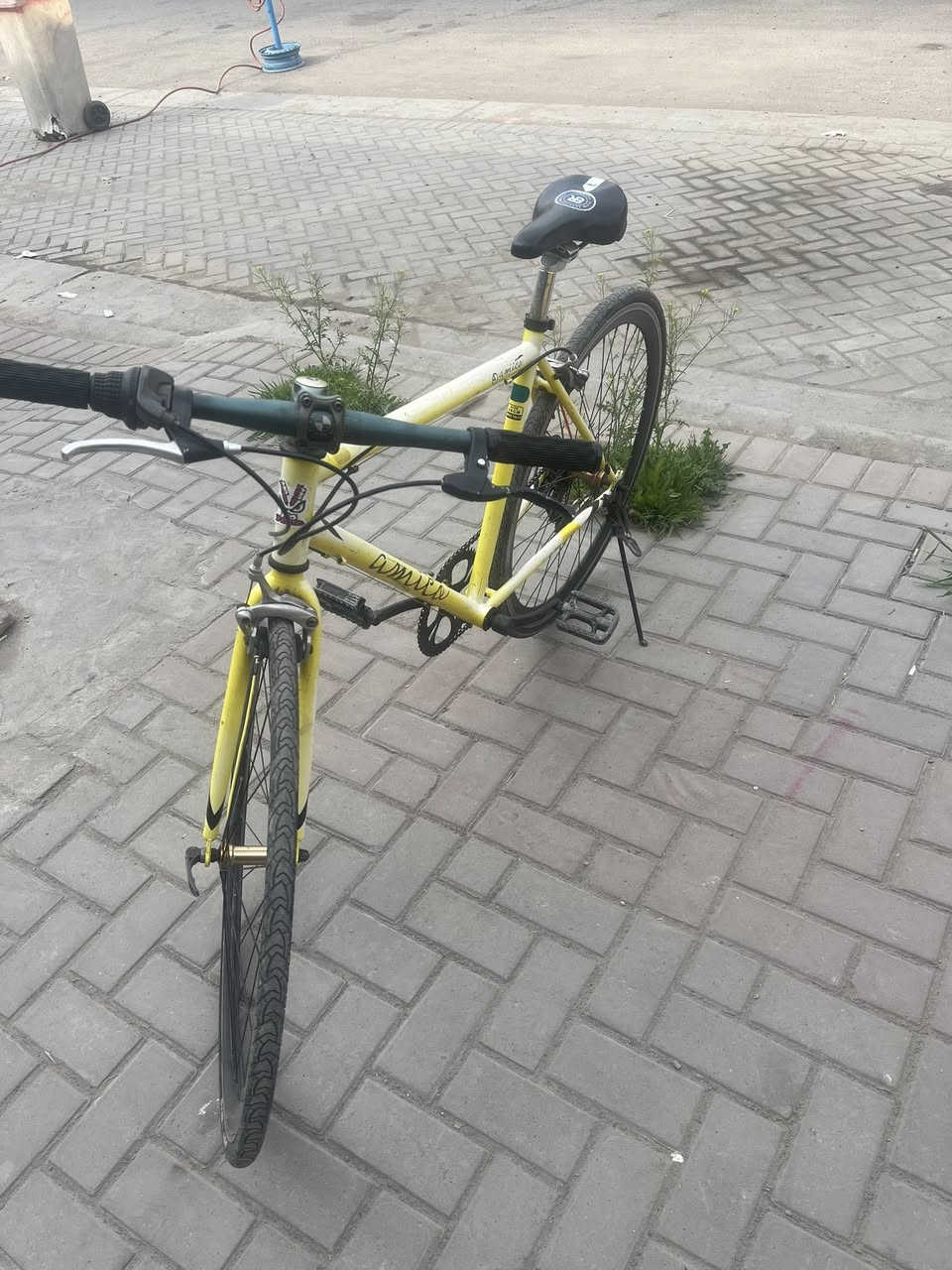 السلام عليكم بايسكل C700 ياباني 

ماركة 

البايك مختم من الطول للطول 

وكل اجزاء الهيكل ختم واحد حتى الكشن 

سيستم شيمانو.. كير بريكات بدالات 

✈️🔻ملاحضه\ البايك وزن ريشه  

الون..  اصفر 

المواصفات.. 

1\ بريك امامي خلفي شغالات 

2\ كيوره البدلات كلها شغاله خلفي 

3/ المكينه 7 سستمهن شيمانو 

4/جوابة جدد وتايرات اصليات 

5\وباقي مواصفاته معروفه 

......

السعر110بيه مجال بسيط 

🔻مكاني بغداد حي الجهاد 

***********
