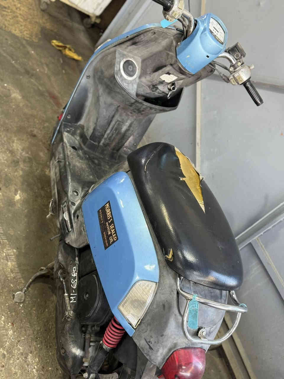 سلام عليكم درجه بوليس كابريتر درجه جديده نضيفه مكينه رنبه  كهربايات كله شغله بس عداد سرعه ما يشتغل  رقم *********** شراي يتصل او يرسل واتساب  سعر دراجه 750 الف وبيه مجال حك جيه /المكان بغداد /البياع
