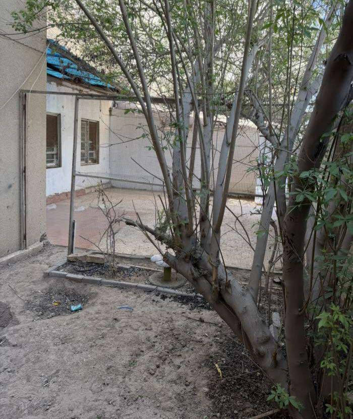 دار سكن للايجار في المعقل مساحه ٣٠٠ متر طابق واحد مقابل ملعب الميناء مقابل الدار ساحه وقوف سيارات خاصه بالدار يتكون من ٤ غرف وصاله وصحيات ومطبخ وحديقه اماميه وخلفيه وكراج والدار يحتوى على سخان وخزان وماطور وبحاله جيده سعر الايجار ٩٠٠ وقابل للتفاوض 
يصلح للسكن والانشطه التجاريه 
مركز تجميل صالون روضه 
عياده
الاستفسار الاتصال ***********
