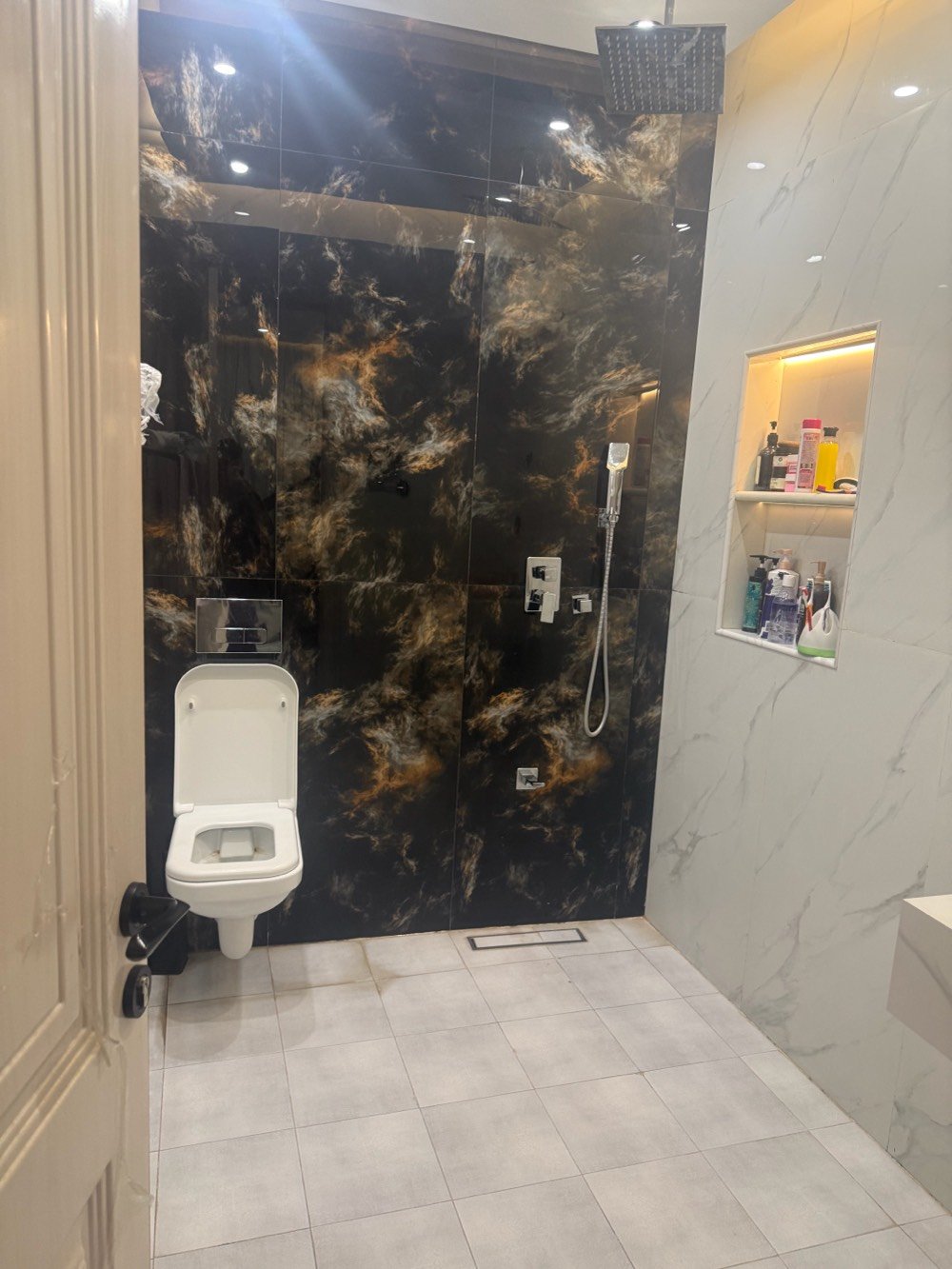 السلام عليكم

الدار للبيع



المساحة 10*10 = 100 م



البيت ضمن طابو زيونه مزرعه حمدي



يحتوي على 5 غرف نوم و3حمام واستقبال وصالة ومطبخ



حديقة خارجية



شلال داخلي



سنة البناء 2024مودرن



مجهز بتكيفات سقفيه مع كاونتر  اسباني



البلديات - حي التجار مقابل الامن العامة



قرب الشارع العامة



الاستفسار اكثر الاتصال او ارسال رسالة على الواتساب



***********



***********