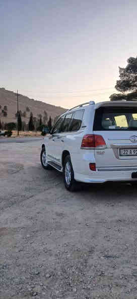 السلام عليكم سياره لاندكروز 2014 سياره نضيفه خير من الله فول مواصفات السياره بريم بدون صبغ بارد بسيط جداً مقدار شبر اًو أقل للأستفسار على الخاص او الرقم التالي ***********
