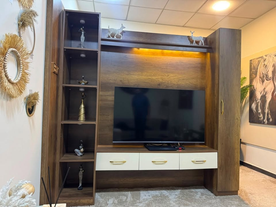 ديكور تلفزيون (بانو) مودرن عصري بتصميم فخم
وبحالة ممتازة

للبيع ديكور تلفزيون (بانو) مودرن بتصميم عصري راقي يضيف لمسة من الأناقة والفخامة لديكور الصالة أو غرفة المعيشة. الديكور مصمم بعناية فائقة ويحتوي على رفوف عرض جانبية وعلوية، أدراج تخزين سفلية عملية، ووحدة تخزين جانبية، بالإضافة إلى إضاءة مخفية نضفي مظهراً جذاباً وصمم ليكون معرض للتلفزيون وقاطع بين الصالة ودخولية الصالة المواصفات والقياسات:
العرض الكلي: 220 سم
الارتفاع الكلي: 215 سم
السمك (العمق): 40 سم
عرض واجهة التلفزيون: 150 سم (تناسب الشاشات
الكبيرة براحة)
السعر:
السعر المطلوب: 600,00
للتواصل : ***********
