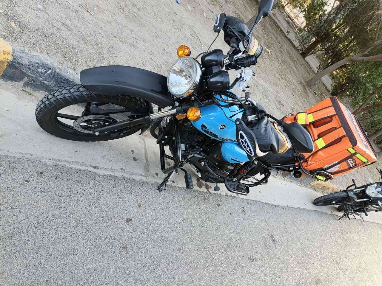 ار كي سي للبيع دراجة جديدة مكلعها زيرو ماشية 7 الاف ومكفولة مابيها كل نقص لا كلبة ولا وكعه ولا شخط ب اسمي مو ب اسم الشركة 
ب2600 وبيها مجال 
***********
