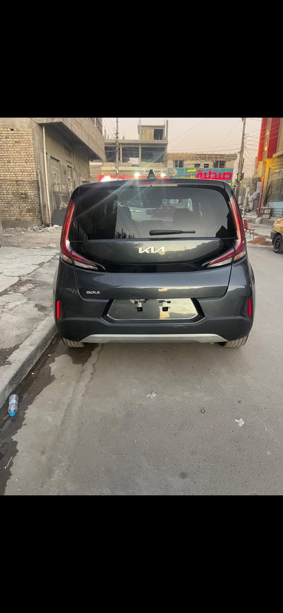 السلام عليكم 
كيا صول ٢٠٢٣ وارد امريكي بدون رقم فحص مؤقت بغداد حادثها بنيد  و ايرباك ستيرن فقط ماشيه ٧٢ ميل السياره نص فول السعر ١٤٠ وبيهه مجال للشراي العنوان بغداد المشتل 
للاستفسار الاتصال ع الرقم ***********
