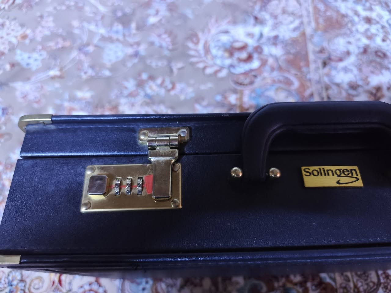 باله اوربي جديد غير مستعمله
ارتقِ بمهنيتك مع حقيبة العمل الجلدية الكلاسيكية ، حقيبة أعمال (Briefcase) من علامة Solingen، مزودة بقفل أرقام مدمج مصممه لرجال الاعمال .قياسات (33x45x10) مصنوعة من جلد صناعي متين عالي الجودة . الحقيبة مبطنة لمزيد من الحماية وتفتح بأمان بارقام سريه ، مما يضمن سلامة متعلقاتك. السعر ٥٠ الف


**إذا كنت صاحب هذا الإعلان وتريد حذفه لأي سبب، رجاءا أرسل رسالة إلى الدعم الفني**