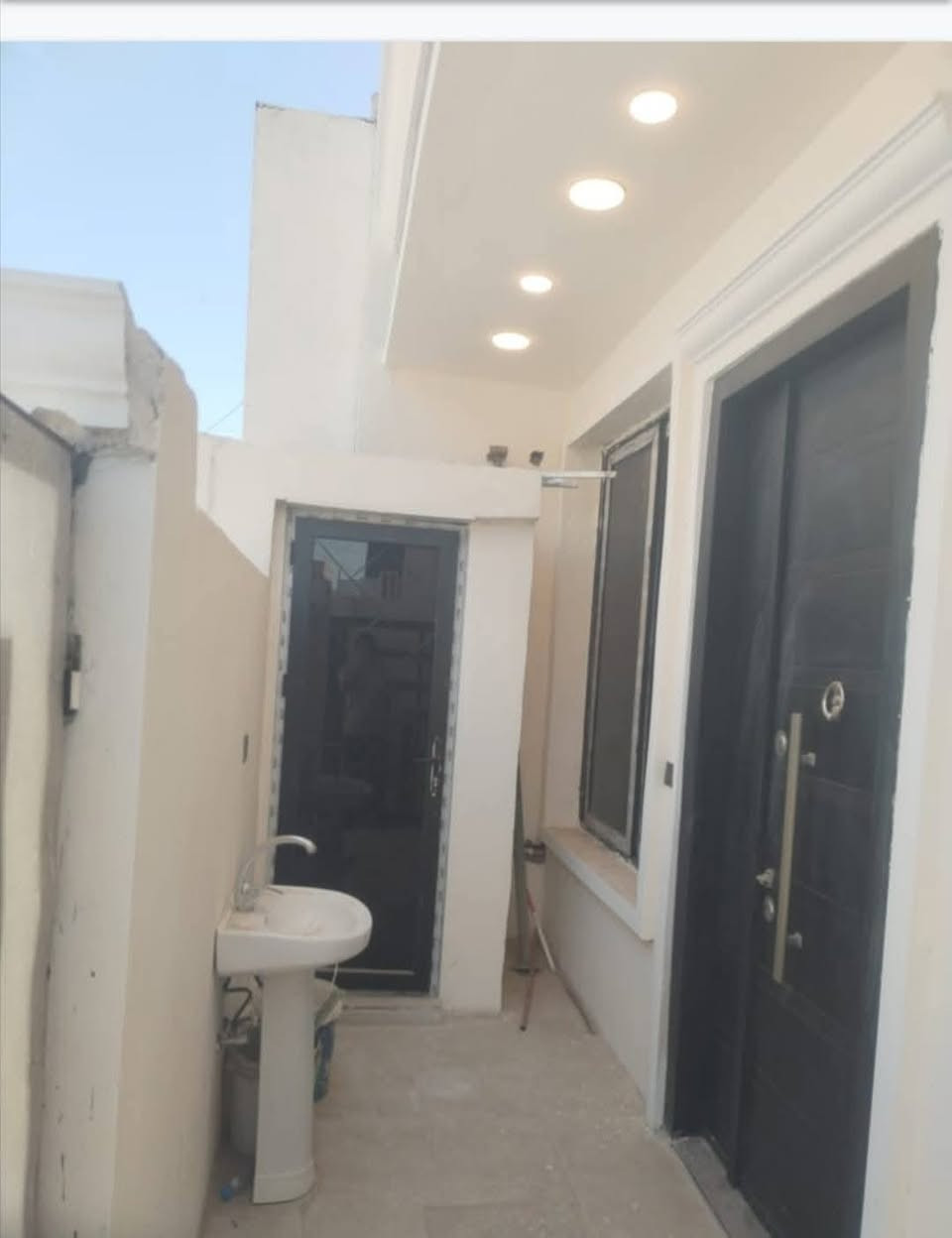 #لدينا_دار_للبيع مساحه 100 متر واجهه 6 وربع ونزال 16 طابو زراعي سند 25 قرار محكمه البيت يحتوي على3 غرف نوم وصاله وستقبال ومطبخ  العنوان بغداد الدورة مدخل البوعيثه مجمع السلطان الثالث 
هاتف ***********
***********
