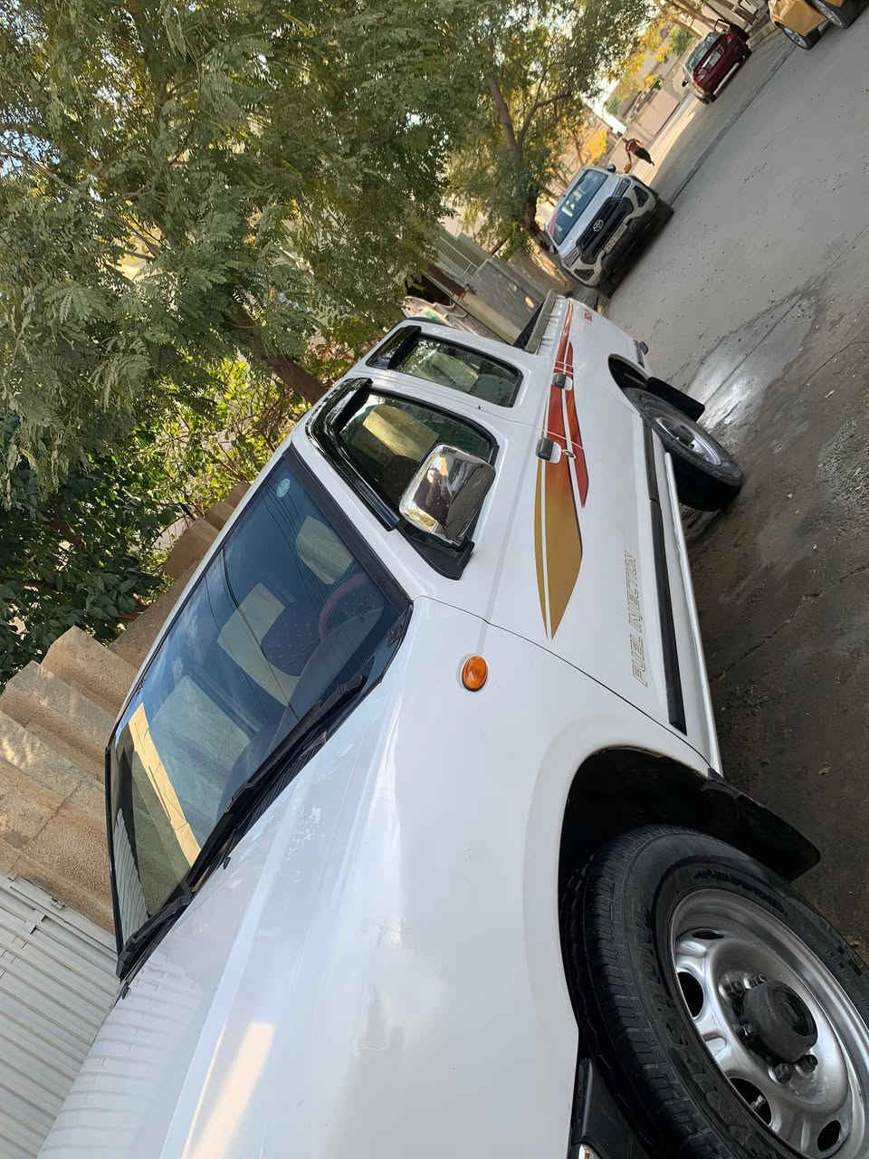 🚗 نيسان بيك أب (دبل قمارة) موديل 2008 - نظافة وتجديد كامل
السيارة بحالة ممتازة وجاهزة للاستخدام، تم الاعتناء بها من ناحية المظهر والأداء.
⚙️ المواصفات الفنية:
• المحرك: 4 سلندر، سعة 2.7 (اقتصادي وعملي).
• ناقل الحركة (الكير): بشرط الفحص (نظيف جداً).
• المحرك: بشرط الفحص.
• اللون: أبيض (مظهر خارجي مميز ونظيف جداً).
✨ الإضافات والتحديثات الأخيرة:
• الإطارات: طقم 4 تايرات جديدة تماماً.
• الويلات: مصبوغة حديثاً لإضافة لمسة جمالية للسيارة.
• الداخلية: تغليف كشنات جديد (درجة أولى).
• البدي: السيارة نظيفة جداً، توجد قطعة صبغ صغيرة جداً في "البونيد" فقط (للفائدة والمصداقية).
📍 الموقع والسعر:
• المكان: كركوك - حي واسط (1 حزيران).
• السعر المطلوب: 135 ورقة (13,500$) وبيه مجال بسيط للشراي الطيب. للاتصال ***********
