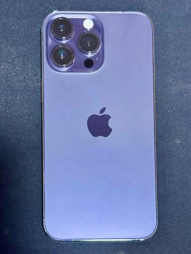 للبيع ايفون 14 بروماكس مستعمل بحالة ممتازة
🔹 النوع: (ايفون 14 بروماكس  IPhone 14 Pro Max )
🔹 السعة: 256GB 
🔹 اللون: بنفسجي
🔹 حالة الجهاز: نظيف جداً / بدون خدوش / استخدام شخصي
🔹 البطارية: 85‎%‎ 
🔹 الملاحظات: لا يوجد أي عطل - ما مفتوح ابداً – كلشي شغال 100%
🔹 الهدية: شاحن أصلي + كيبل اصلي + كفر حماية + شاشة معتمة بعدني ما شادها. 

💰 السعر: (825.000 الف دينار عراقي) وقابل للنقاش للجادين فقط
📍 الموقع: كربلاء - تجي تاخده من باب البيت.


**إذا كنت صاحب هذا الإعلان وتريد حذفه لأي سبب، رجاءا أرسل رسالة إلى الدعم الفني**