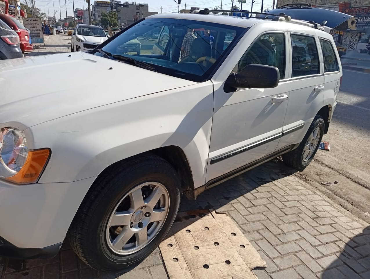 جيب 2008 فول مواصفات  مكينة6 سلندر  فتحة بصمة داخل جلد تدفئة وتبريد صدر جديد شاشة كبيرة 
ويل كب بدون ايرباك حادثها خلفي قطعتين صبغ 
السعر 90 وبي مجال 
رقم صاحب السيارة *********** غير متواجد ع النت
