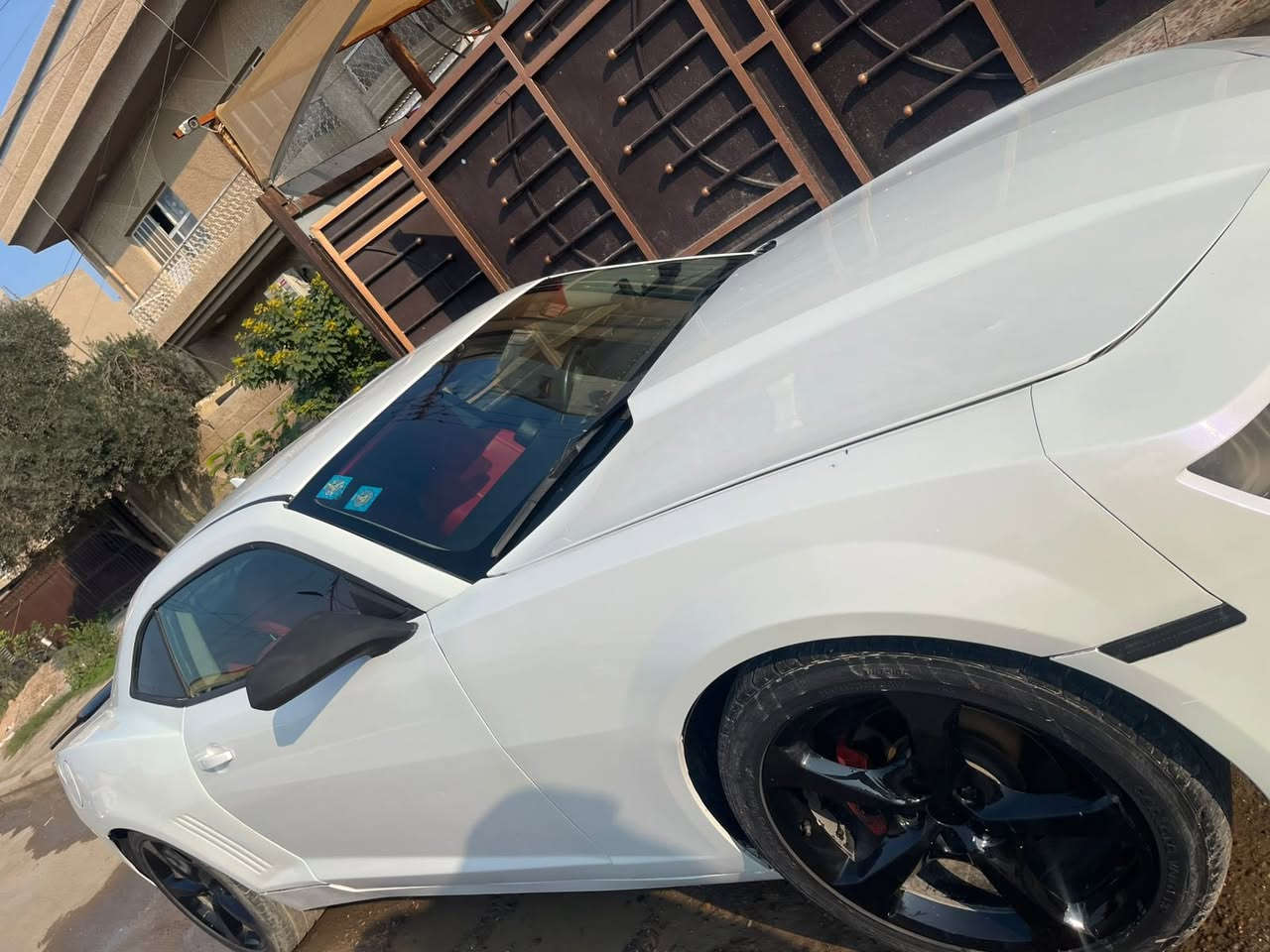 السلام عليكم 
شوفرليت كمارو 2014
حادث السيارة جاملغ وربع من البوند
سيارة مصبوغة عام جمالية فقط 
اللون الرسمي ابيض 
صبغ ابيض شذرة 
سيارة مصروف عليها هواي وجاهزة من كلشي مكينة كير اكسل كفالة 
شاصي لغد كفالة 
ادامة لصدر 
 دوشمة داخل احمر جلد وقمارة كنتارة احمر 
السيارة بيع او مراوس ب اربع بوب

مكان السياره غزاليه 
الاتصال ع الرقم او وتساب 
 ***********
