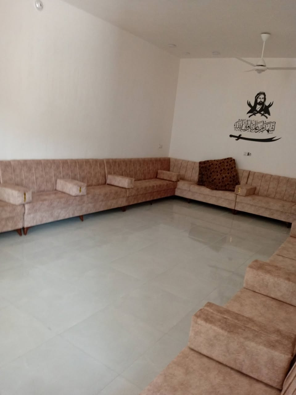 دار للبيع مساحه 360م ركن 3سوارع حي الحوراء قرب الحسينيه عرض الشارع 7م يتكون من طابقين الاول غرفتين وصاله واستقبال وصحيات مجموعتين مطبخين حار وبارد كراج واسع مع حديقه كبيره مساحة البناء 250م للاستفسار ***********
