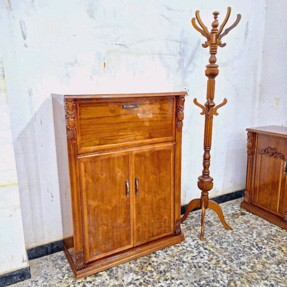 الغرفة المعروضة تتكون من سرير ملكي مع تفصيلات فخمة وزخارف خشبية أنيقة، بالإضافة إلى دولاب ضخم بأبواب متعددة ومرآة كبيرة تضيف لمسة كلاسيكية للغرفة. التصميم متكامل ويحتوي على كومودينات وأماكن تخزين متعددة. مثالية لمن يبحث عن ديكور راقي وعملي في نفس الوقت.