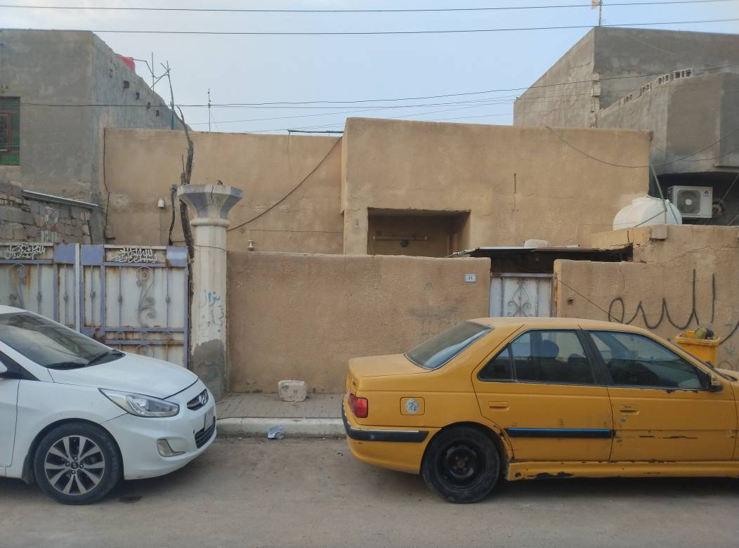 للأيجار بيت بالقبله حي الشهداء قريب جدا عن الاربع شوارع مالت مجمع السندباد السكني وقريب عن السوق الكبير  مساحة 210م يحتوي على ثلاث غرف واستقبال وهول ومطبخ وصحيات وكراج سعر الايجار 450 الف للتواصل *********** البصرة, العراق
